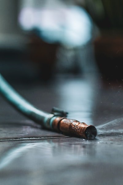 Fuite d'eau : nos conseils pour colmater le tuyau sous pression