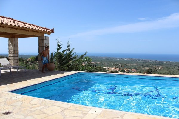 Comment choisir son type de piscine sur un terrain en pente ?