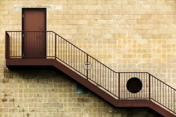 Comment bien installer une rampe d’escalier extérieur ?